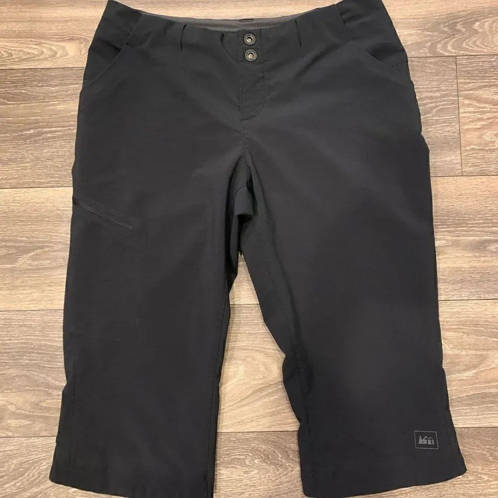REI ladies outdoor brand Capri style pants.  Size: 4.